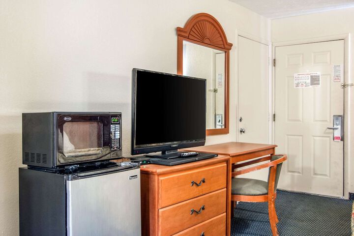 2 Double Beds (1 of 5)
