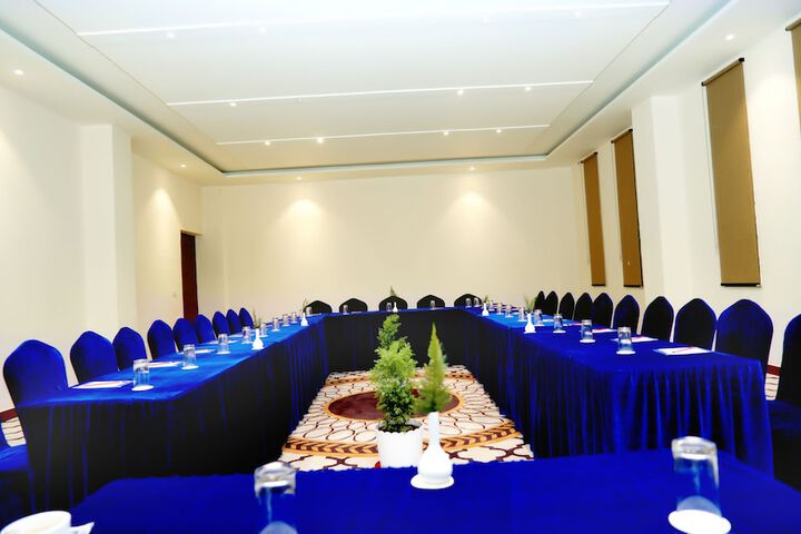 Ballroom/Hall 93 of 107