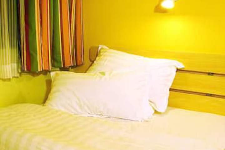 Room 4 of 8