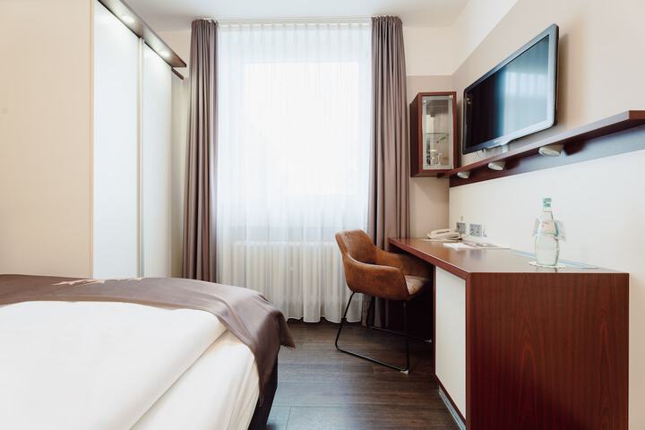 Room 31 of 102