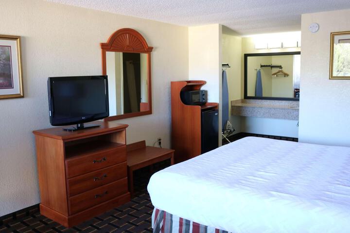 1 King Bed High Speed Internet Accessible Microwave and Refrigerator, Coffee Maker Iron (9 of 13)