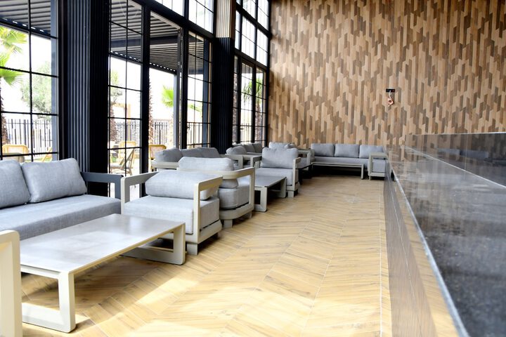 Lounge 110 of 132