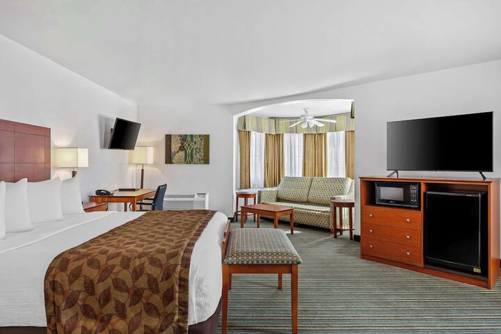 1 King Bed High Speed Internet Accessible Microwave and Refrigerator, Coffee Maker Iron (3 of 24)