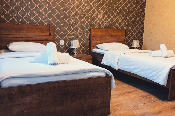 Room 4 of 32