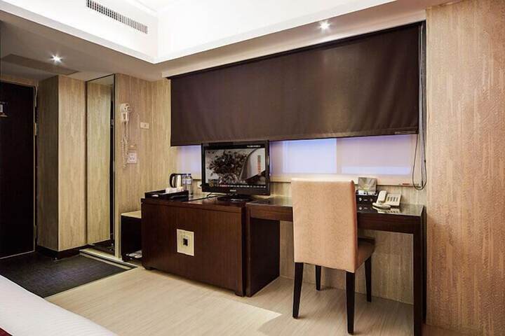 Room 10 of 24
