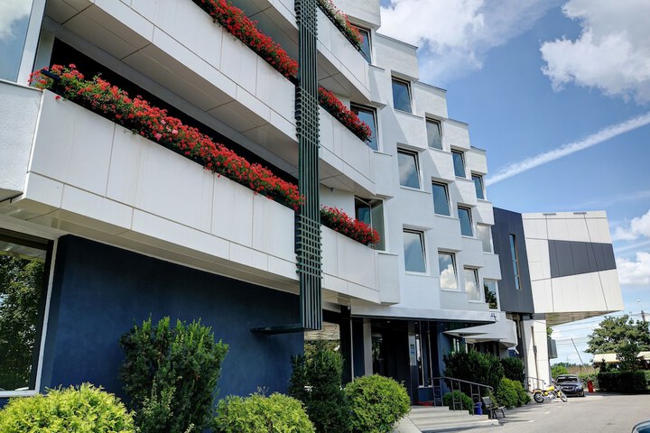 Entrance & Lobby