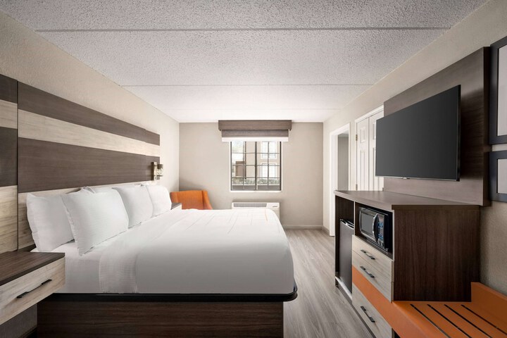 1 King Bed Deluxe Room (10 of 18)