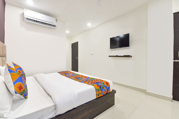 Room 17 of 34