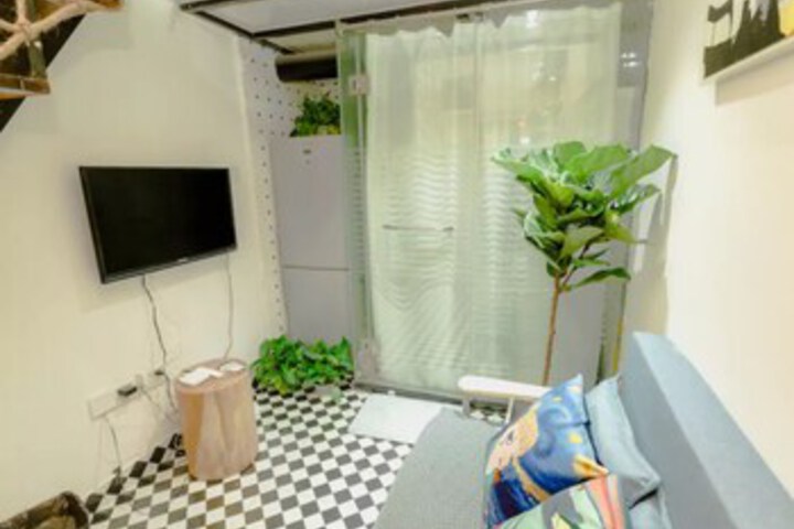 Room 8 of 11