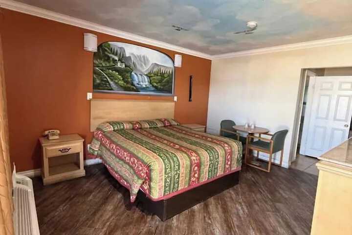 1 Queen Bed (7 of 8)