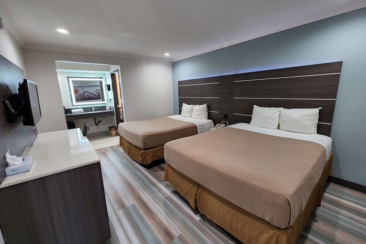 2 Queen Beds (9 of 10)