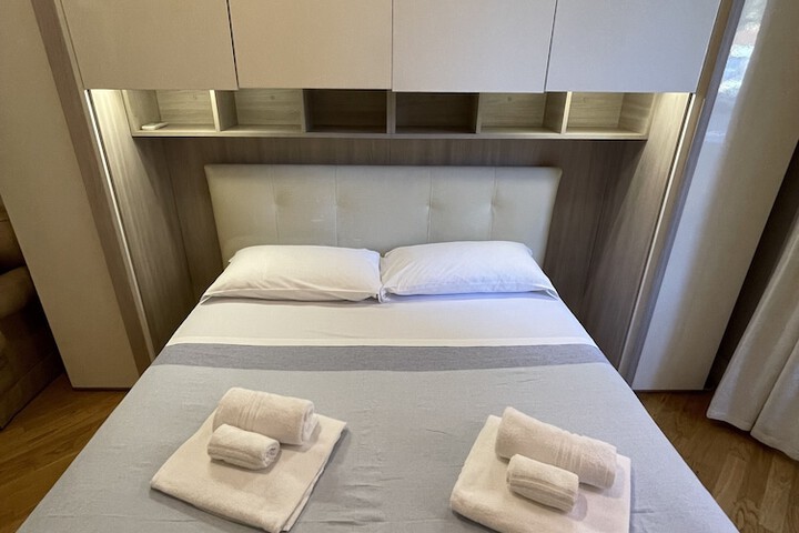 Room 9 of 32