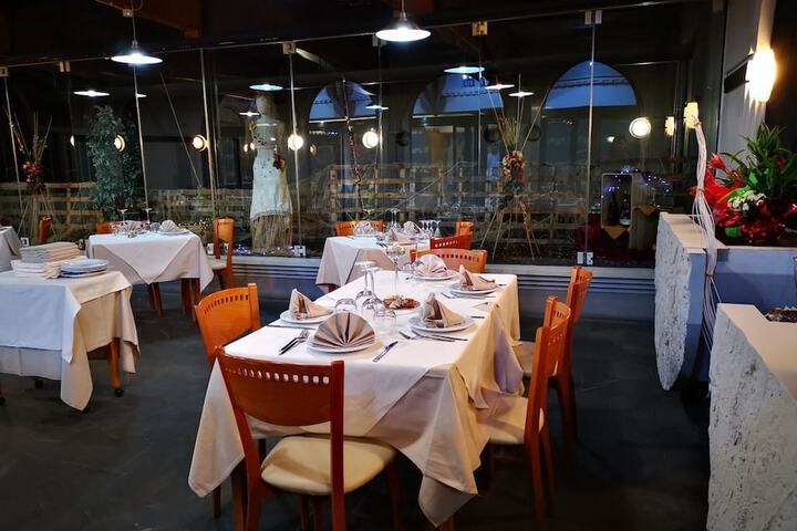 Dining 16 of 17