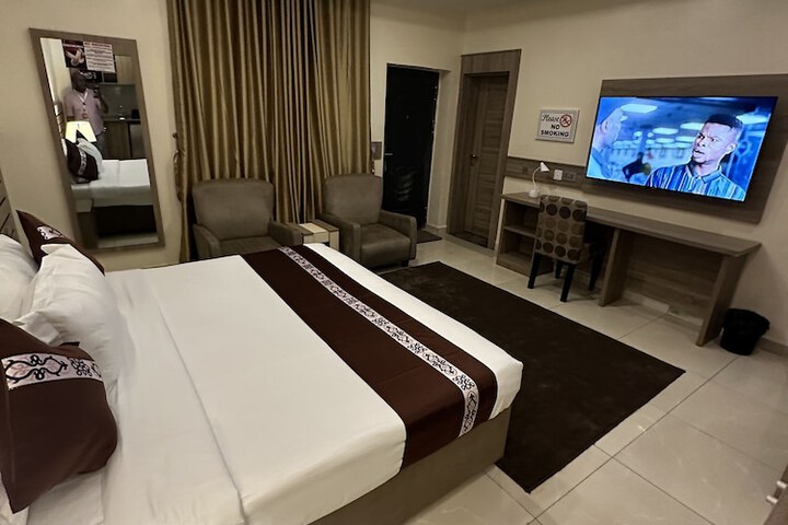 Room 6 of 19