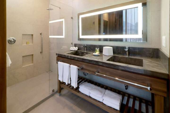 Room 32 of 60