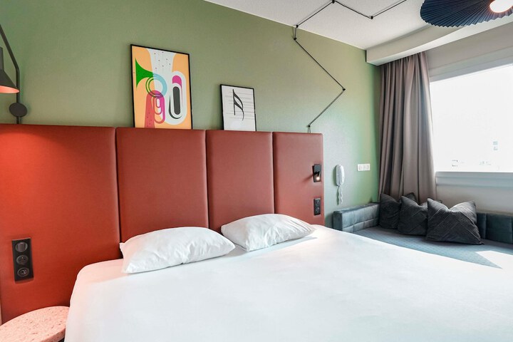 Room 45 of 127