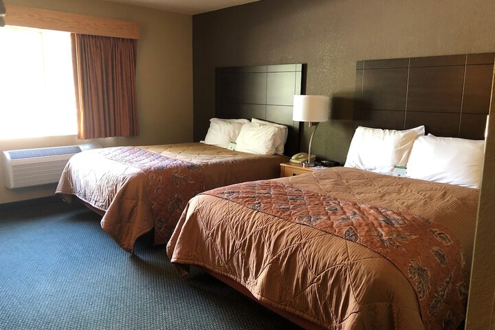 2 Queen Guest Room (4 of 6)