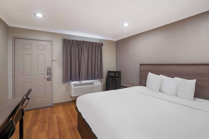 1 King Bed (5 of 8)