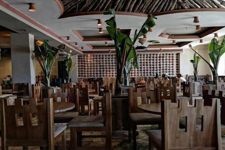 Dining 8 of 16