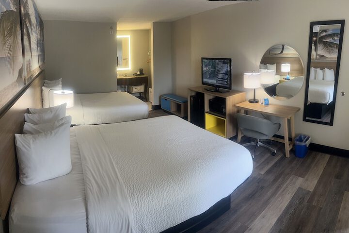 2 Queen Beds (14 of 18)