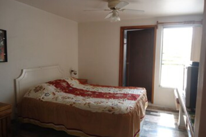 Room 7 of 33