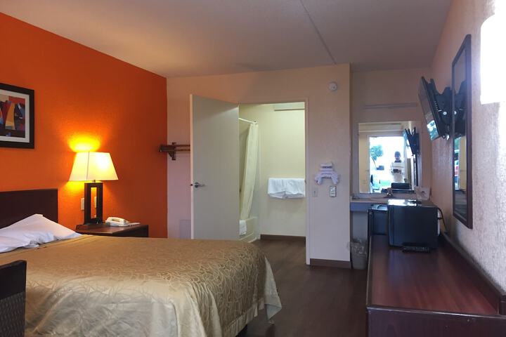 1 King Bed (2 of 11)