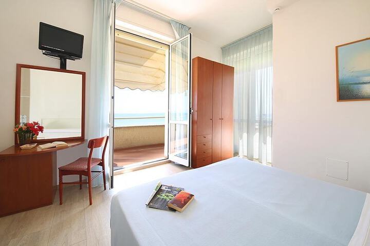 Room 4 of 62
