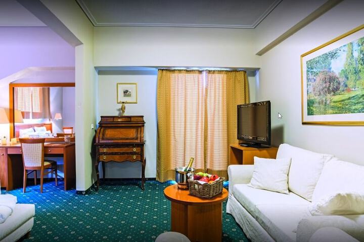 Room 17 of 34