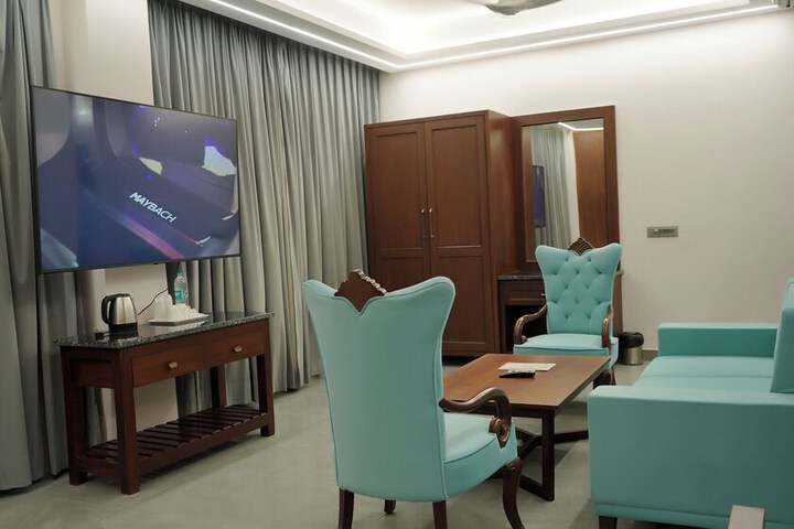 Room 4 of 38