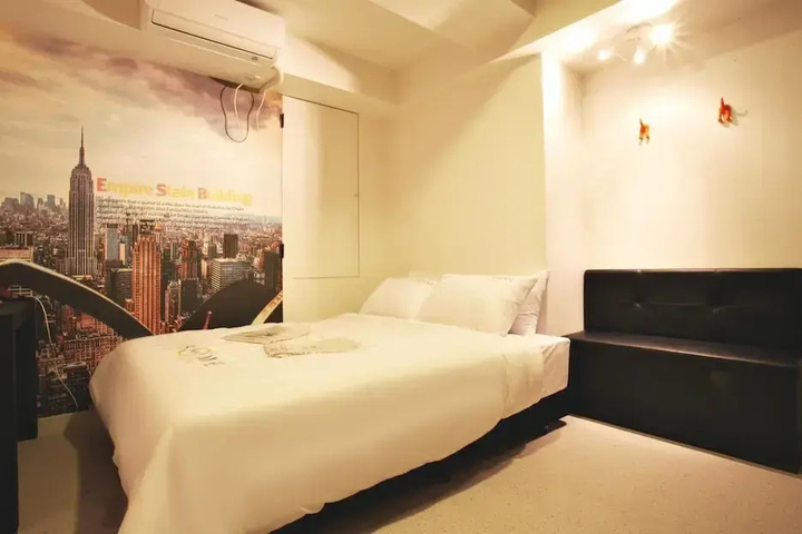 Room 4 of 16