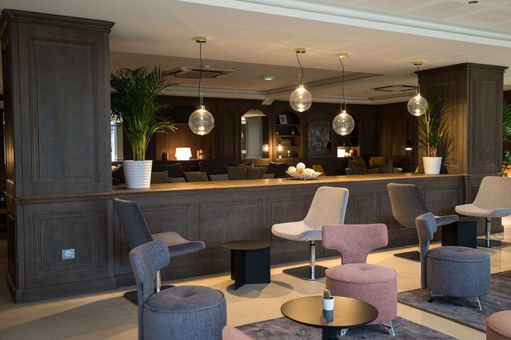 Lounge 42 of 49
