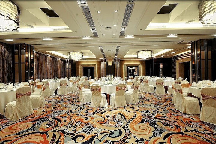 Ballroom/Hall 27 of 37