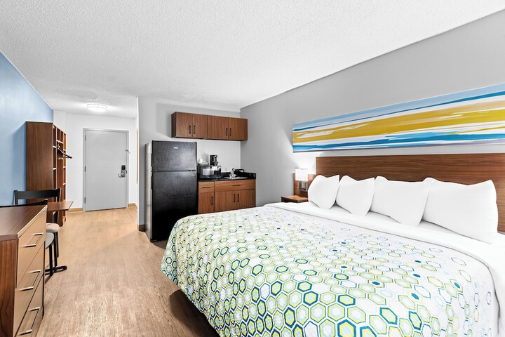 Studio King Bed (4 of 12)