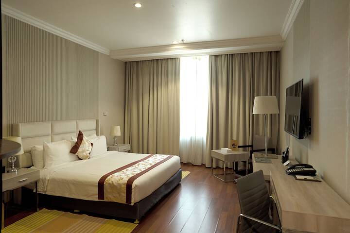 Room 7 of 102
