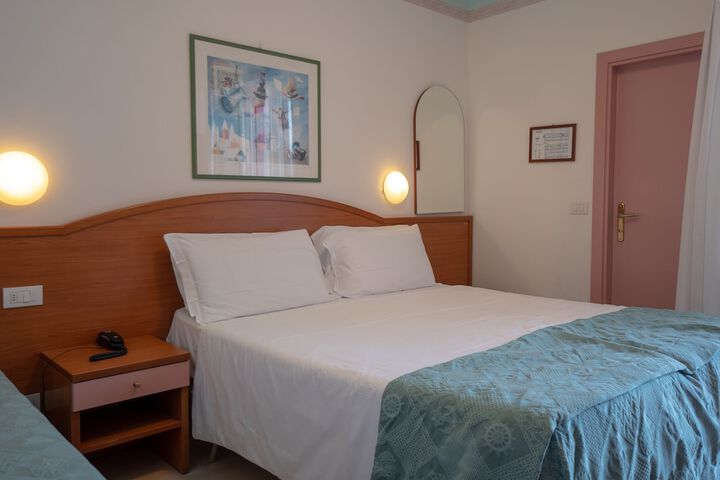 Room 12 of 40