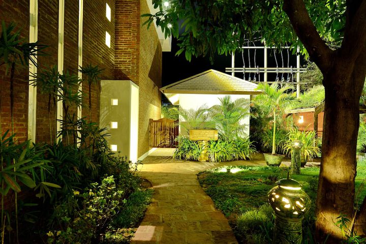 Hotel Exterior 72 of 80