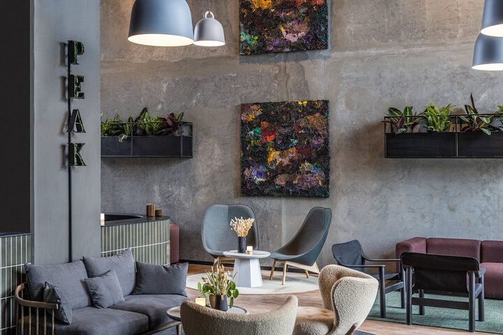 Lobby lounge