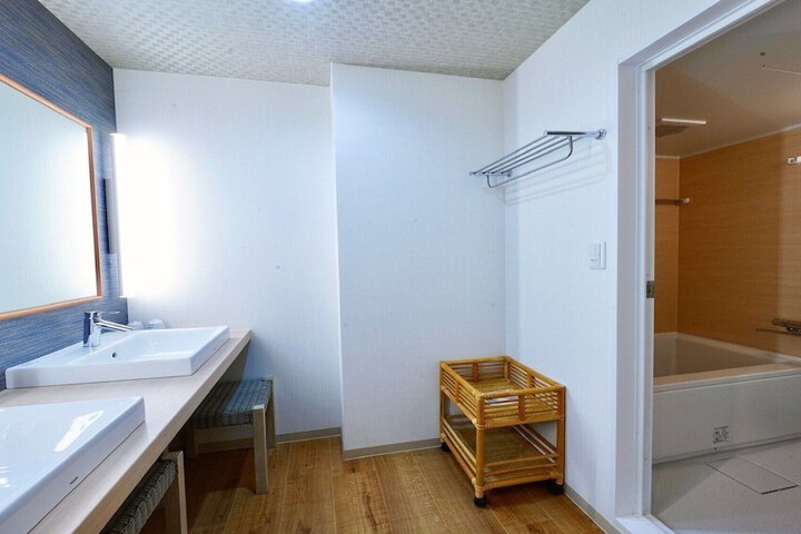 Room 28 of 82