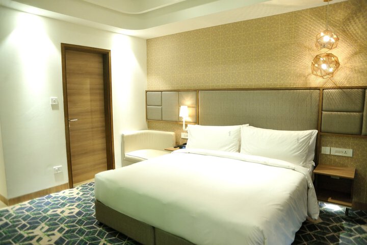 Room 13 of 118