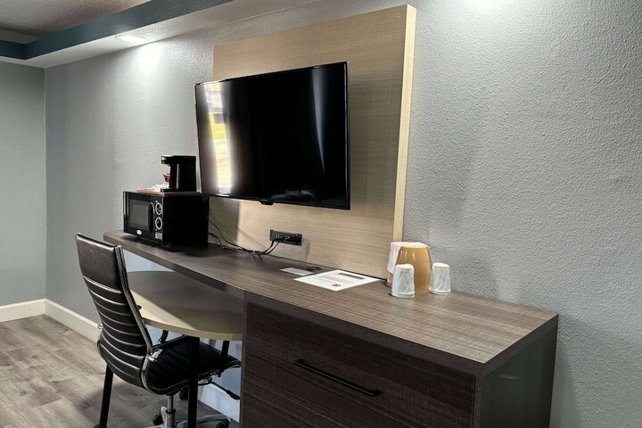 Room 8 of 34