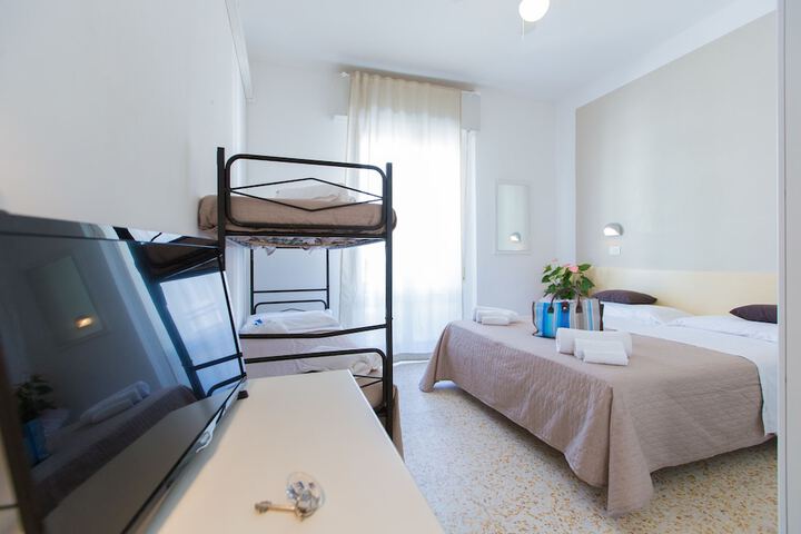 Room 4 of 33