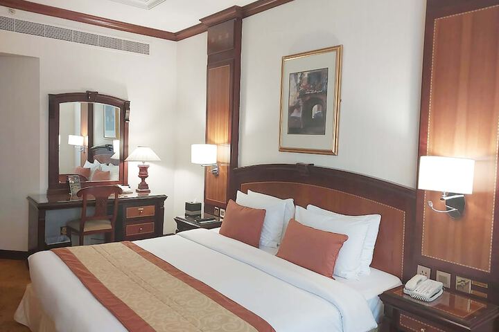 Room 9 of 38
