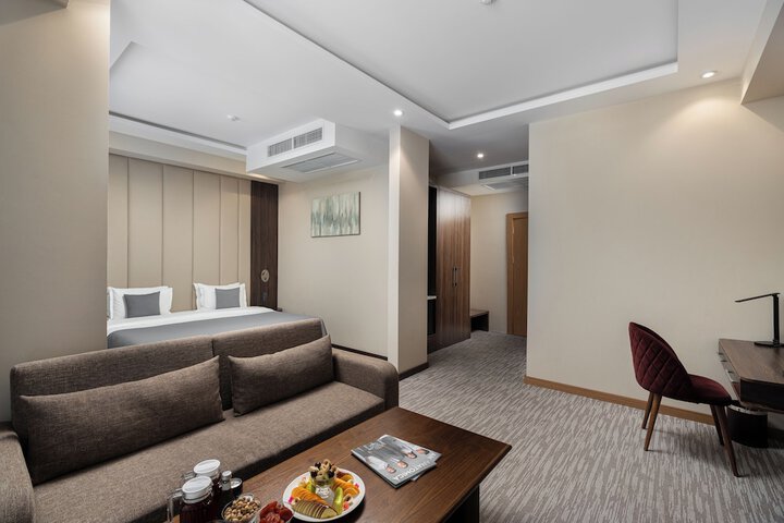 Room 9 of 28