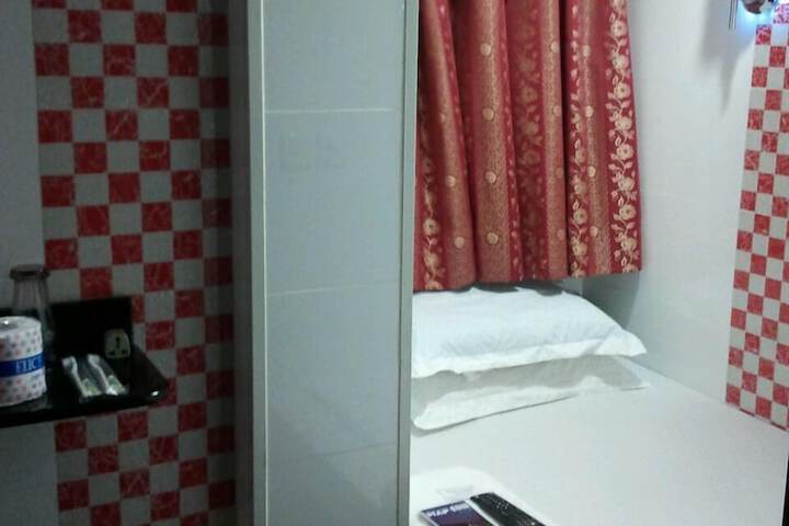 Room 4 of 33