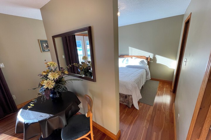 Room 2 of 8