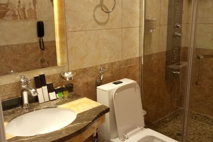 Room 15 of 34