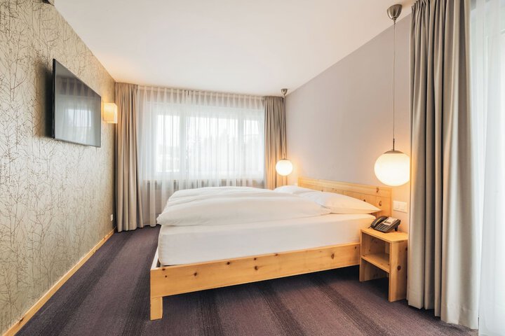 Room 33 of 115