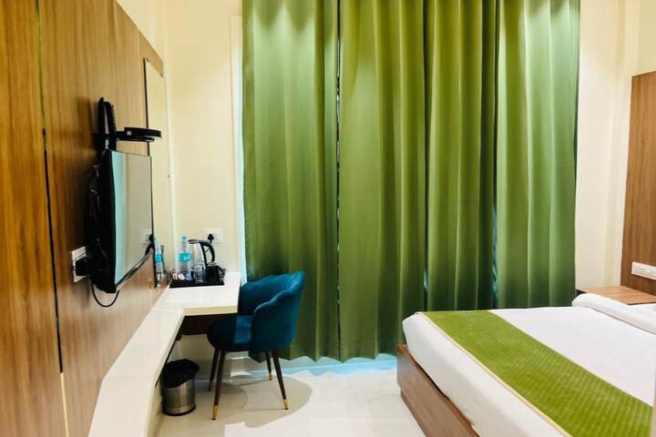 Room 5 of 16