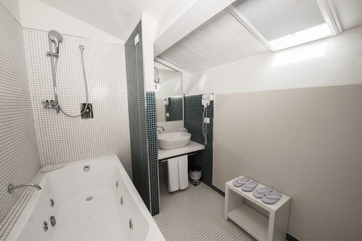 Room 33 of 54