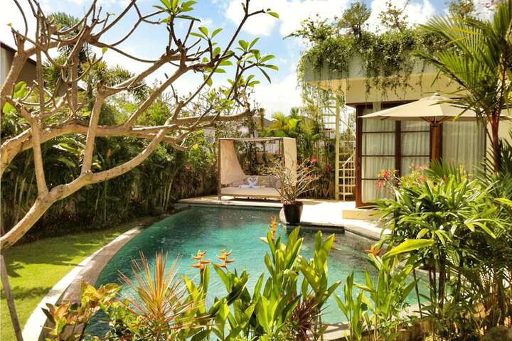 Hotel with Pool
